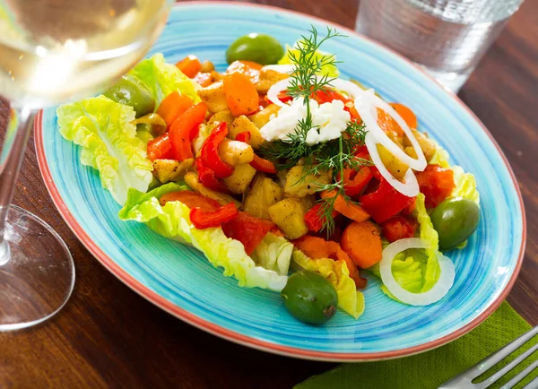 Ensalada Sabrosa Con Verduras Horneadas Aceite Con Cebolla Blanca Queso — Foto de Stock