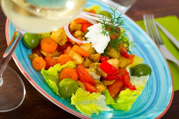 Salade Avec Laitue Olives Carottes Cuites Four Aubergine Poivron — Photo