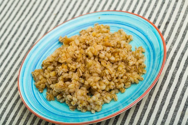 Cebada Perla Hervida Plato Cerámica Azul Sobre Superficie Tela Rayada — Foto de Stock