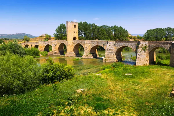 弗里斯兰中世纪的桥西班牙布尔戈斯省 建造了一座12世纪的桥 其防御塔始建于14世纪 — 图库照片