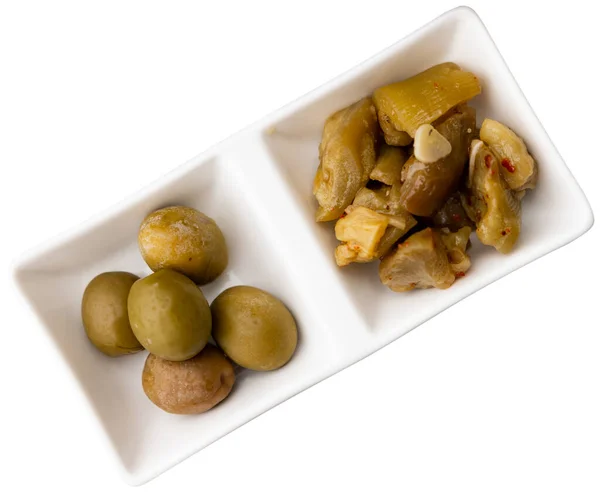 Olives Vertes Marinées Appétissantes Aubergines Hachées Marinées Ail Aux Épices — Photo