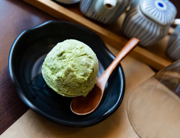 Japon Restoranında Siyah Fincanda Yeşil Çay Aromalı Dondurma — Stok fotoğraf