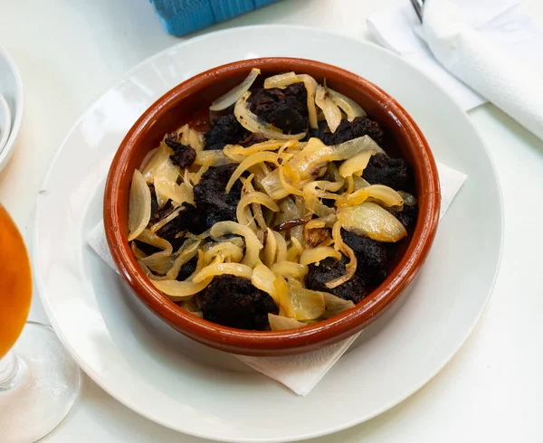 Pyszne Katalońskie Kiełbaski Grillowaną Cebulą Serwowane Glinianym Talerzu Morcilla Con — Zdjęcie stockowe