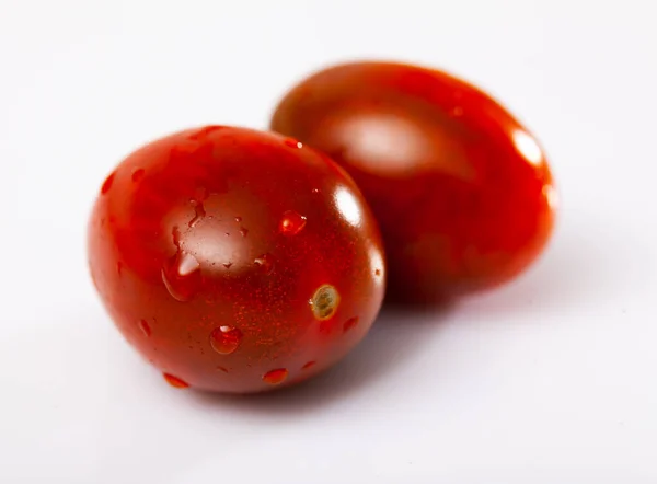 Close Tomate Cereja Maduro Vermelho Mesa Madeira — Fotografia de Stock