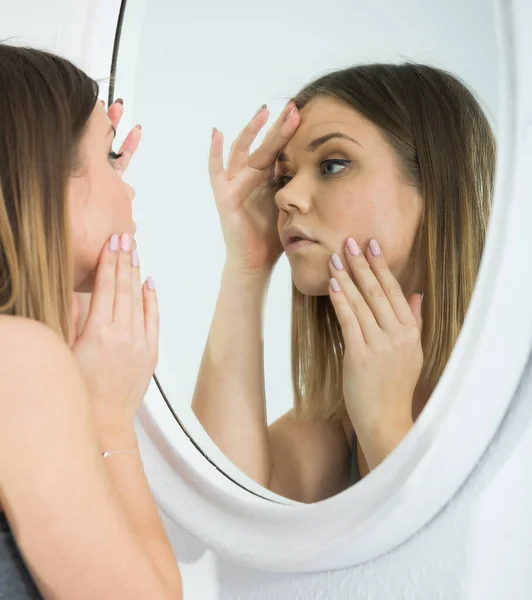 Ung Kvinna Vidrör Ansiktet Med Spegel Sovrummet Morgonen — Stockfoto