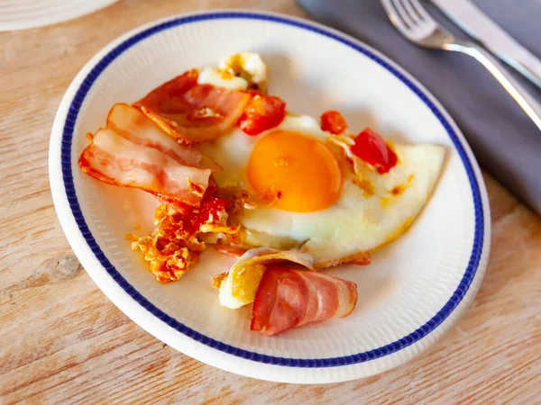 Tocino Con Papas Fritas Huevo Servido Plato Sobre Mesa Madera —  Fotos de Stock