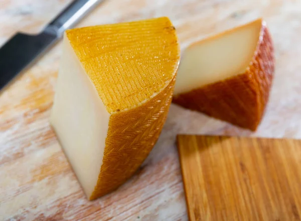 표면에 스페인 치즈를 — 스톡 사진