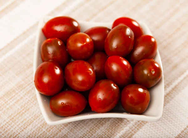 Tomates Cereja Orgânicos Suculentos Frescos Placa Branca Mesa Madeira — Fotografia de Stock