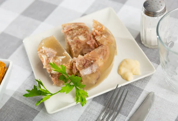 Daging Babi Dan Daging Sapi Kholodets Hidangan Tradisional Rusia Disajikan — Stok Foto