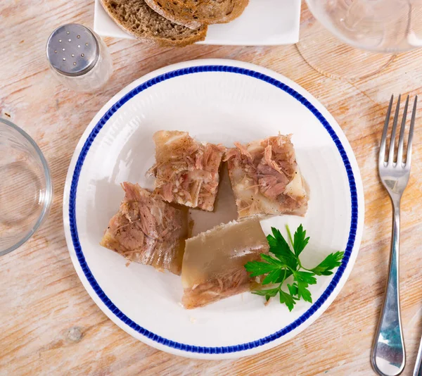 Traditionele Russische Schotel Kholodets Geserveerd Tafel Met Peterselie Takje — Stockfoto