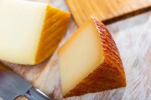 Vista Apetitoso Pedaço Queijo Semi Duro Deitado Uma Mesa Madeira — Fotografia de Stock