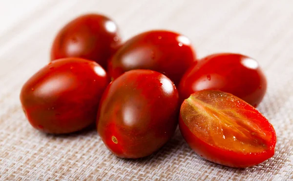 Mini Tomates Enteros Cortados Rodajas Frescos Maduros Marrones Sobre Mesa — Foto de Stock