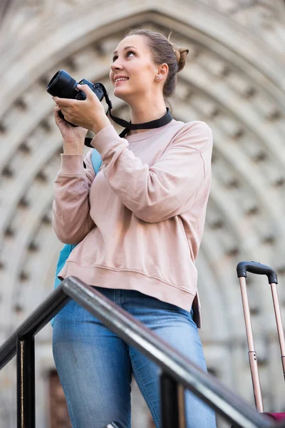 Blonde Woman Looking City Sights Taking Photos — Stock Photo, Image
