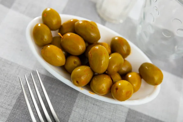 Porce Celých Marinovaných Oliv Jámami Podávanými Talíři — Stock fotografie