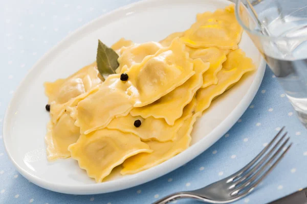 Deliziosi Ravioli Appetitosi Con Foglia Alloro Pepe Nero Foto Alta — Foto Stock