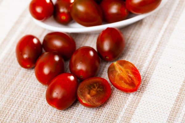 Tomat Ceri Merah Utuh Atas Meja Kayu Bahan Vegetarian Yang — Stok Foto