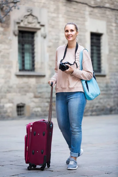 Souriante Fille Promène Dans Ville Avec Une Caméra — Photo