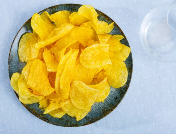 Délicieuses Chips Croustillantes Dans Une Assiette Sur Table Vue Dessus — Photo