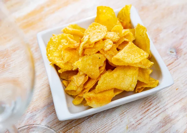 Assiette Chips Frites Croustillantes Pommes Terre Naturelles Finement Tranchées Collation — Photo