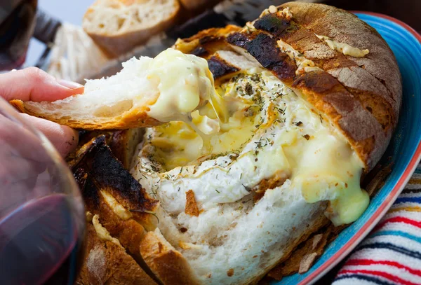 Rustikales Käsefondue Aus Camembert Ausgehöhlter Brotschale — Stockfoto