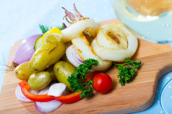 Gekochte Leckere Tintenfischringe Auf Teller Mit Kartoffeln Und Frischem Gemüse — Stockfoto