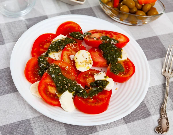 Fresh Italian Caprese Salad Mozzarella Tomatoes White Plate — Stock Photo, Image