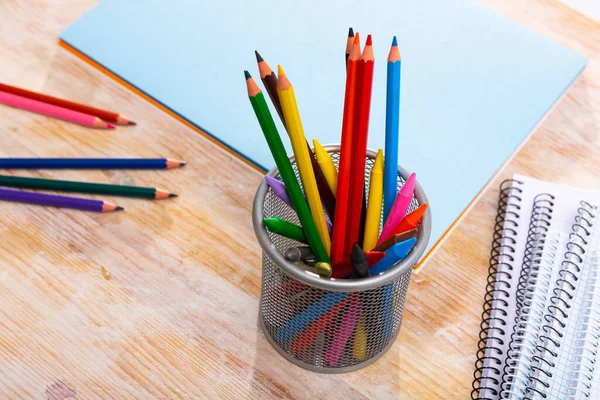 Divers Crayons Couleur Cahiers Sur Une Table Bois Photo Haute — Photo