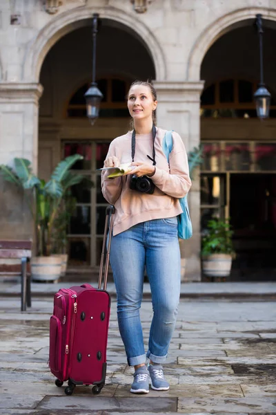 Schöne Reisende Mädchen Auf Der Suche Nach Der Richtung Mit — Stockfoto