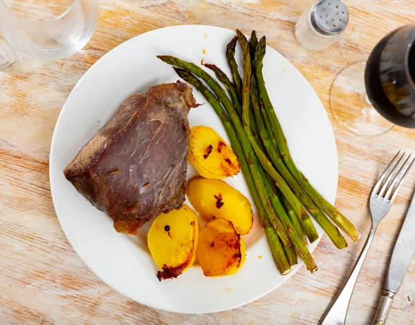 Delicioso Plato Apetecible Ternera Con Espárragos Papas Hervidas Frito Una — Foto de Stock