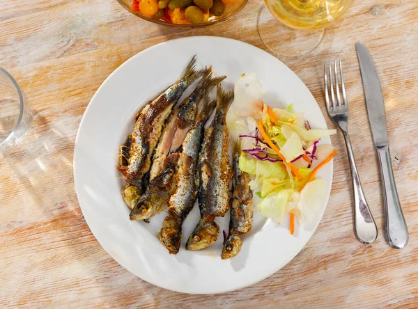 Crunchy Charcoal Grilled Sardines Served Fresh Vegetable Salad Typical Portuguese — Stock Photo, Image
