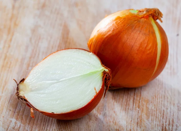 Imagen Bulbos Cebolla Cortada Sobre Fondo Madera Nadie — Foto de Stock