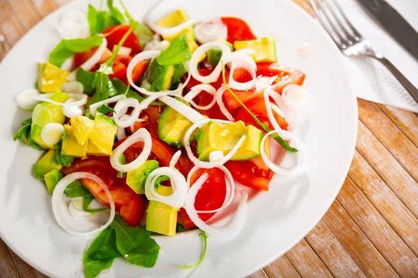 Tradiční Vegetariánský Salát Čerstvě Vyzrálého Avokáda Rajčaty Nakrájenou Cibulí Zeleninou — Stock fotografie