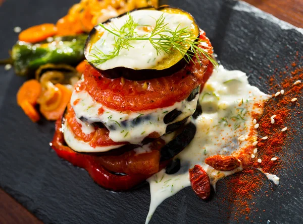 Aubergine Tomatenschijfjes Griekse Yoghurt Knoflooksaus Zwarte Plaat Vegetarisch Voedsel — Stockfoto