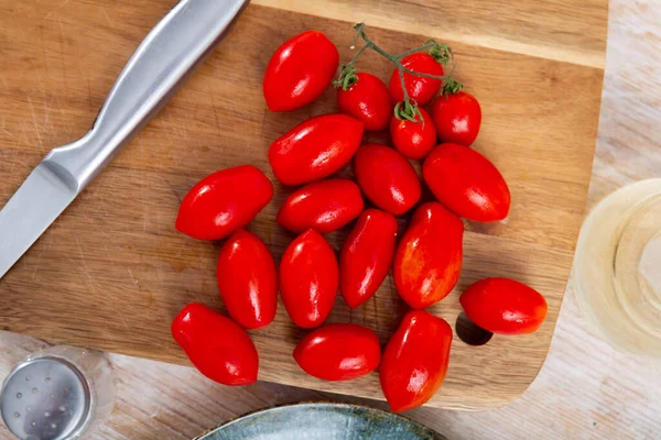 Kleine Rote Kirschtomaten Auf Schneidebrett Lebensmittelzubereitung — Stockfoto