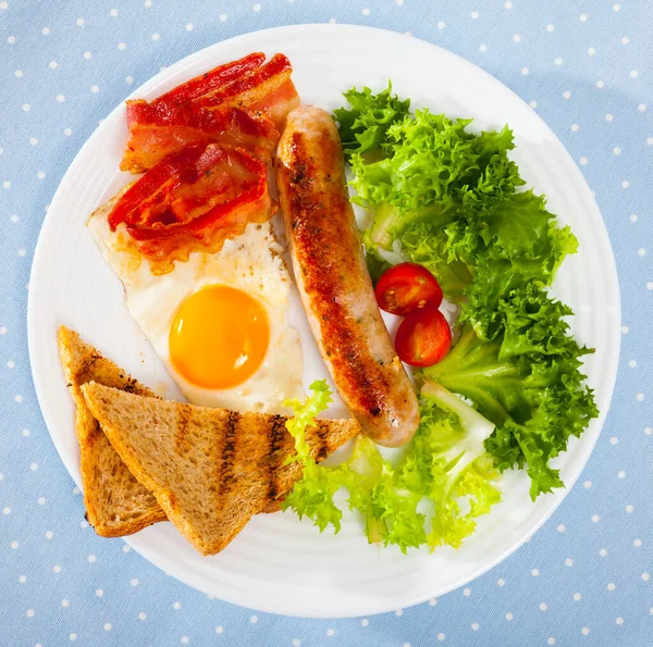 Apetyczne Śniadanie Pieczoną Kiełbasą Omletką Bekonem Tostem Sałatą — Zdjęcie stockowe