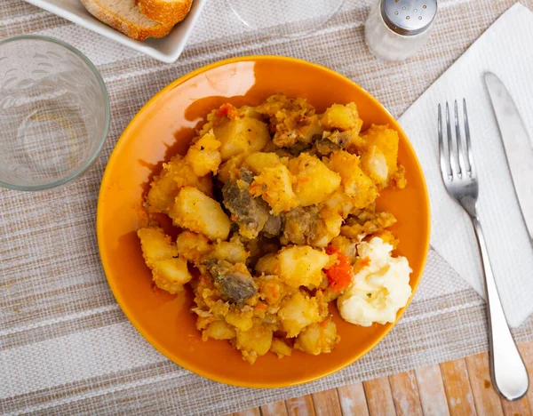 Just Cooked Stewed Beef Potatoes Served Plate Restaurant — Stock Photo, Image