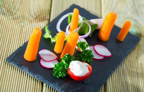 Vegetariánský Oběd Syrová Zelenina Zelenina Černém Talíři — Stock fotografie