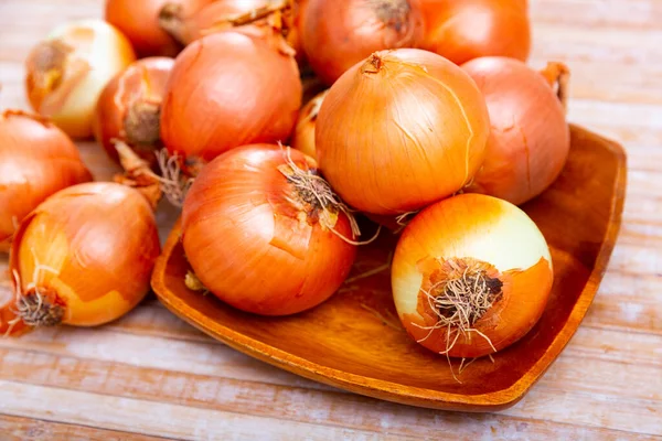 Vegetabiliska Ingredienser För Matlagning Ekologisk Lök Träbord — Stockfoto