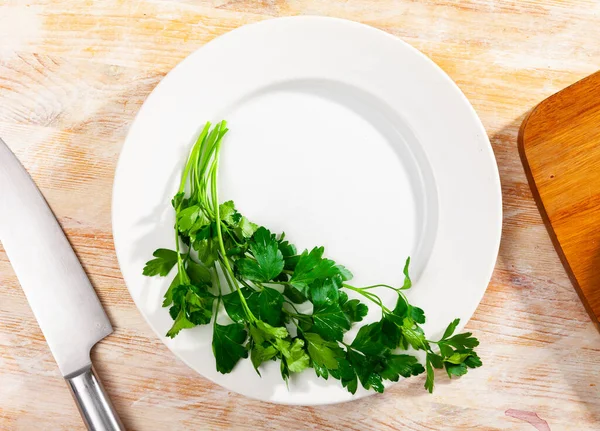 Paquete Perejil Fresco Plato Hierbas Aromáticas Preparadas Para Cocinar — Foto de Stock