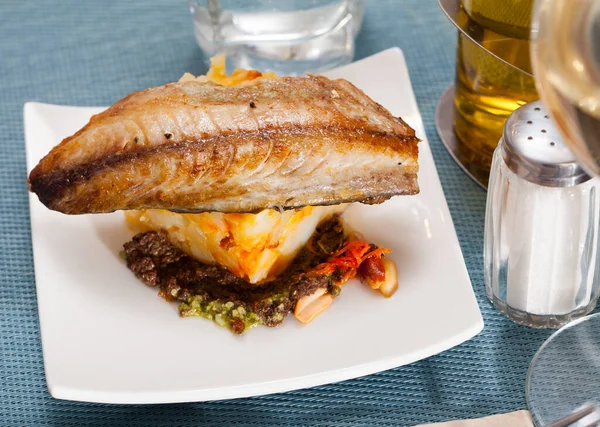 Eet Gebakken Makreelfilet Met Gekookte Aardappelen Pikante Saus — Stockfoto