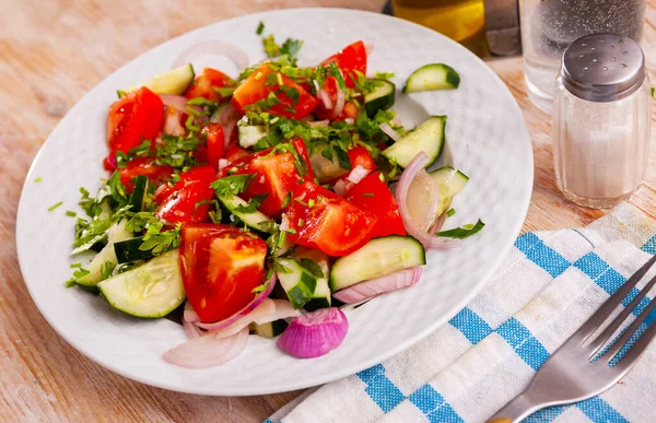 Köstlicher Sommersalat Mit Gurken Und Tomaten Auf Einem Teller — Stockfoto