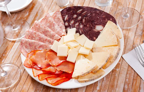 Köstliche Fleischplatte Scheiben Geschnittene Trocken Gepökelte Schweinelende Salami Blutwurst Und — Stockfoto