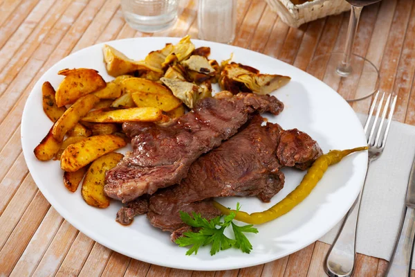 Appetizing Beef Steak Potatoes Artichokes — Stock Photo, Image