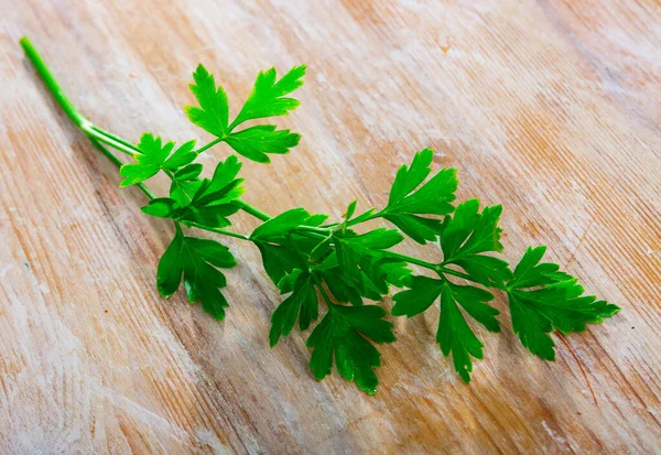 烹调用蔬菜配料 木板上的有机欧芹香草 — 图库照片