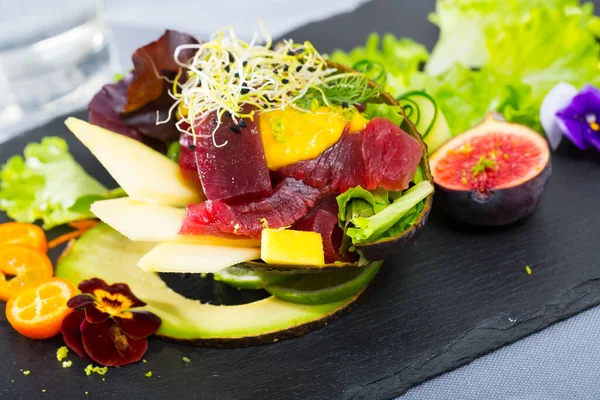 Afbeelding Van Heerlijke Salade Van Rauwe Tonijn Mango Avocado Kruiden — Stockfoto