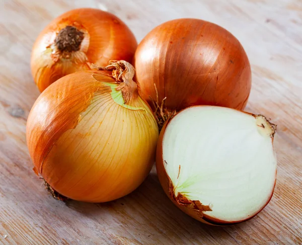 Cebollas Amarillas Crudas Enteras Rodajas Sobre Fondo Madera — Foto de Stock