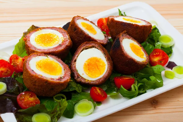 Hagyományos Brit Piknik Élelmiszer Ízletes Skót Tojás Félbevágva Zöldségsalátával Paradicsommal — Stock Fotó