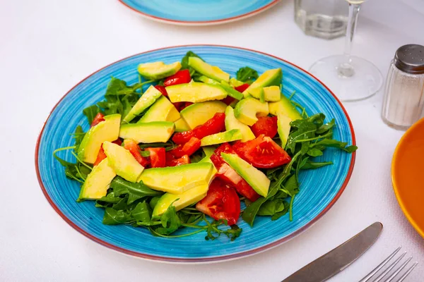 Salada Saborosa Com Abacate Tomate Rúcula Placa Azul — Fotografia de Stock