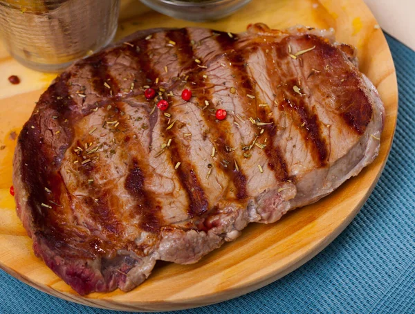 Saftiges Rindfleisch Mit Kräutern Serviert Mit Bratkartoffeln Und Marinierten Gurken — Stockfoto
