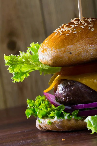 Hamburguesa Con Ensalada Grande Carne Queso Verduras — Foto de Stock